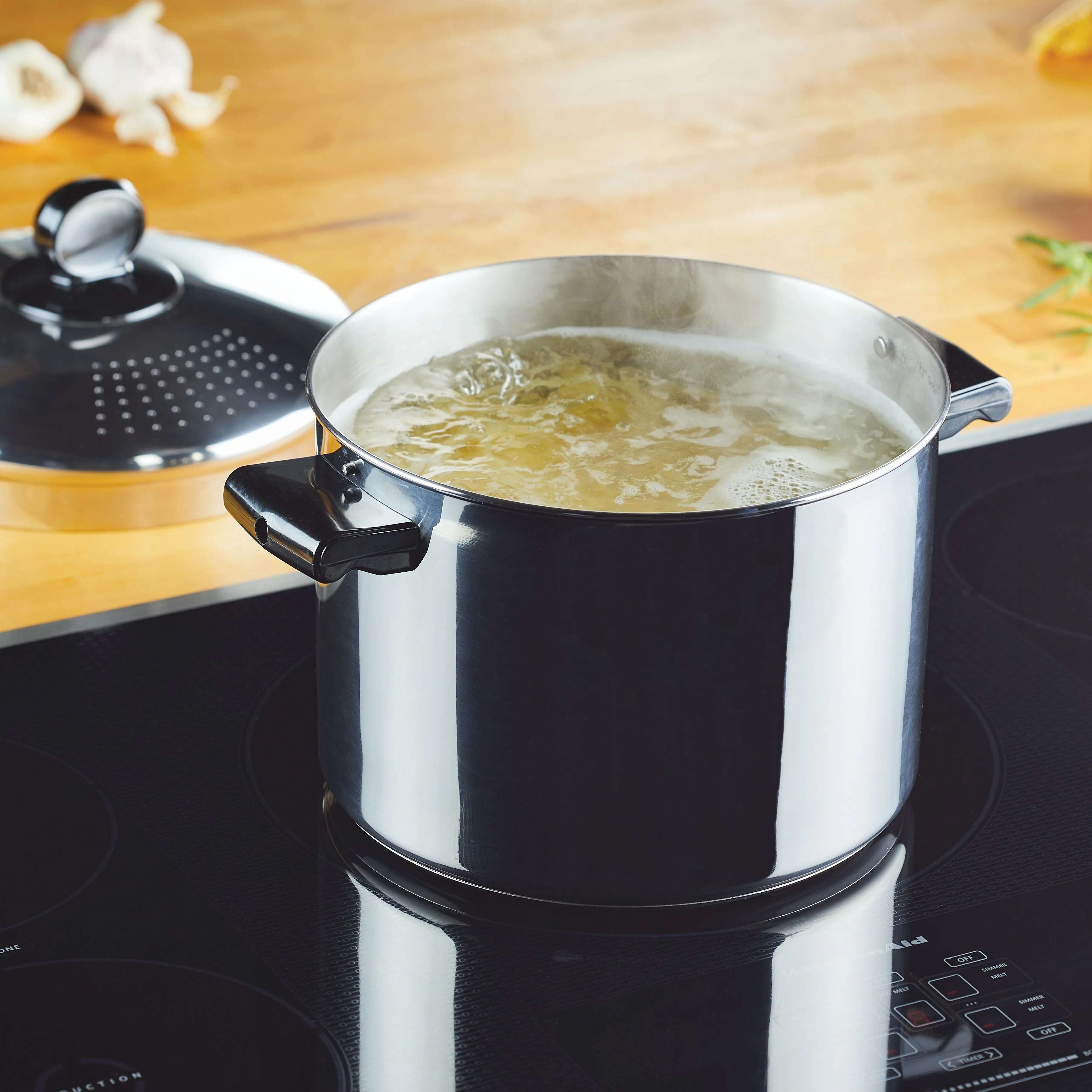 Classic Series Stainless Steel 8-Quart Stockpot With Straining Lid - Image 4